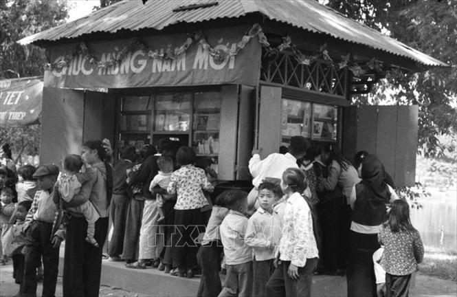 Trong ảnh: Cửa hàng sách, báo, tranh ảnh tại Công viên Bách Thảo phục vụ thiếu niên trong dịp Tết. Ảnh: TTXVN