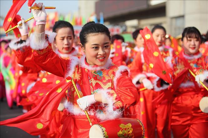 Trong ảnh: Người dân biểu diễn các điệu múa trong lễ hội chào đón Mùa Xuân tại tỉnh Sơn Đông, Trung Quốc. Ảnh: THX/TTXVN