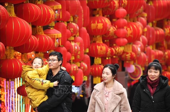 Trong ảnh: Đồ trang trí trong dịp Tết Nguyên Đán được bày bán tại một chợ ở Trùng Khánh , Trung Quốc. Ảnh: THX/TTXVN