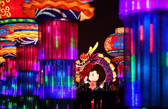 Trong ảnh: Đèn lồng được thắp sáng chào đón Tết Nguyên đán tại nhiều con phố ở thành phố cổ Tây An, tỉnh Thiểm Tây, Trung Quốc. Ảnh: THX/TTXVN 