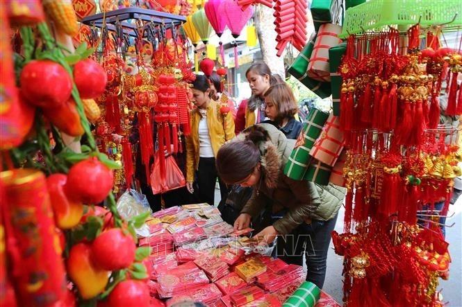 Los capitalinos compran productos de Tet en la calle Hang Ma. (Fuente: VNA)