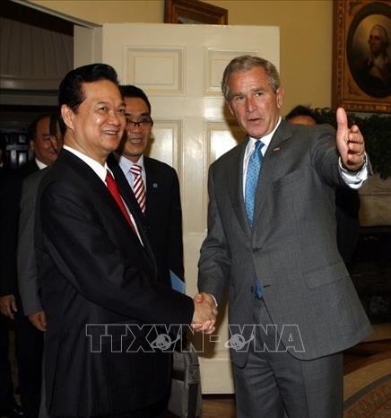 Trong ảnh: Tổng thống George W. Bush đón Thủ tướng Nguyễn Tấn Dũng đến hội đàm tại Nhà Trắng ở Thủ đô Washington D.C, ngày 25/6/2008, trong chuyến thăm chính thức Hợp chúng quốc Hoa Kỳ. Ảnh: Đức Tám - TTXVN
