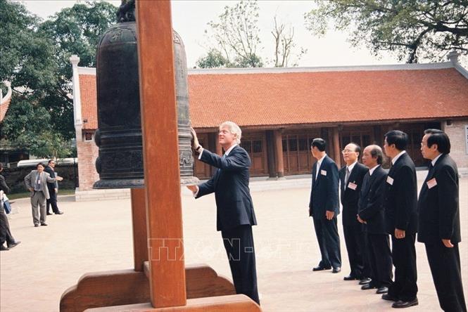 Trong ảnh: Tổng thống Hoa Kỳ Bill Clinton thăm Khu di tích Văn Miếu-Quốc Tử Giám (Hà Nội), ngày 17/11/2000, trong chuyến thăm chính thức Việt Nam từ ngày 16-19/11/2000. Ảnh: Trọng Nghiệp - TTXVN