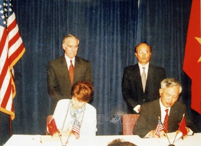 Trong ảnh: Bộ trưởng Thương mại Vũ Khoan và Đại diện thương mại Hoa Kỳ Charlene Barshefsky ký Hiệp định Thương mại Việt Nam - Hoa Kỳ, ngày 13/7/2000, tại Thủ đô Washington D.C. Ảnh: Lê Chi - TTXVN