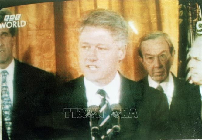 Trong ảnh: Đêm 11/7/1995, Đài truyền hình BBC đã phát chương trình đặc biệt truyền đi hình ảnh Tổng thống Hoa Kỳ Bill Clinton đọc tuyên bố bình thường hóa quan hệ với Việt Nam. Ảnh: TTXVN phát

