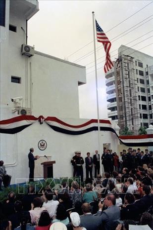 Trong ảnh: Ngày 6/8/1995, tại nhà số 7 Láng Hạ (Hà Nội), Bộ trưởng Ngoại giao Hoa Kỳ Warren Christopher chứng kiến Lễ kéo cờ và gắn biển khai trương Đại sứ quán Hoa Kỳ tại Việt Nam. Ảnh: Xuân Tuân - TTXVN	
