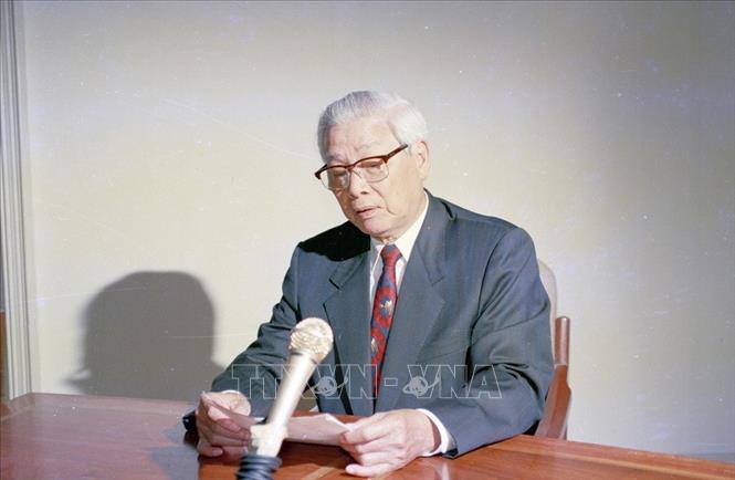 Trong ảnh: Thủ tướng Võ Văn Kiệt đọc tuyên bố thiết lập quan hệ ngoại giao với Hoa Kỳ, sáng 12/7/1995. Ảnh: Minh Đạo - TTXVN
