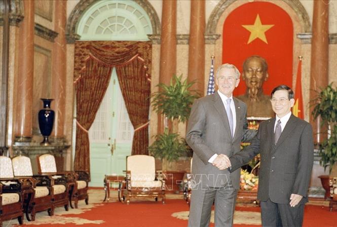 Trong ảnh: Chủ tịch nước Nguyễn Minh Triết đón và hội đàm với Tổng thống Hoa Kỳ George W. Bush tại Phủ Chủ tịch, trong chuyến thăm chính thức Việt Nam và tham dự Hội nghị Cấp cao APEC từ ngày 17-20/11/2006. Ảnh: Nguyễn Khang - TTXVN
