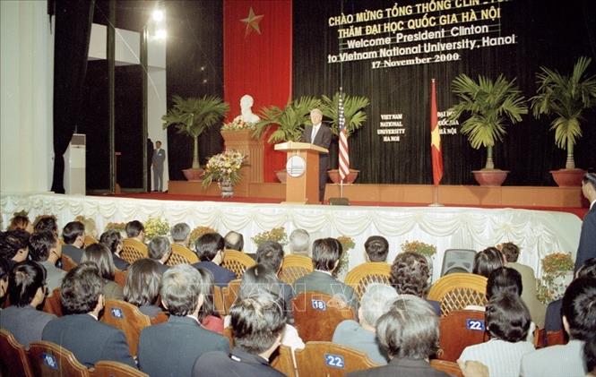 Trong ảnh: Tổng thống Hoa Kỳ Bill Clinton phát biểu với cán bộ, giảng viên và sinh viên trường Đại học Quốc gia Hà Nội, trong chuyến thăm chính thức Việt Nam từ ngày 16-19/11/2000. Ảnh: Trọng Nghiệp - TTXVN

