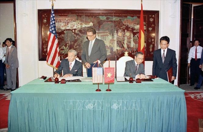 Trong ảnh: Ngày 5/8/1995, Bộ trưởng Ngoại giao Hoa Kỳ Warren Christopher sang thăm Việt Nam, và cùng với Bộ trưởng Ngoại giao Nguyễn Mạnh Cầm ký Hiệp định chính thức thiết lập quan hệ ngoại giao giữa hai nước. Hai Bộ trưởng thỏa thuận bước đi đầu tiên hai nước cần làm là triển khai hợp tác kinh tế-thương mại. Đây cũng là quan chức cấp cao nhất của Hoa Kỳ đến thăm Việt Nam sau khi kết thúc chiến tranh. Ảnh: Cao Phong - TTXVN 
