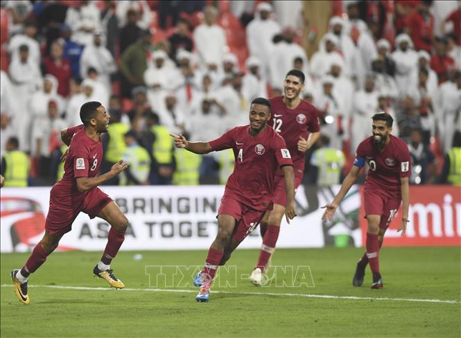 Trong ảnh: Các cầu thủ Qatar ăn mừng bàn thắng vào lưới đội Các tiểu vương quốc Arab thống nhất (UAE) trong trận bán kết Asian Cup 2019 trên sân Abu Dhabi ngày 29/1/2019. Ảnh: THX/TTXVN