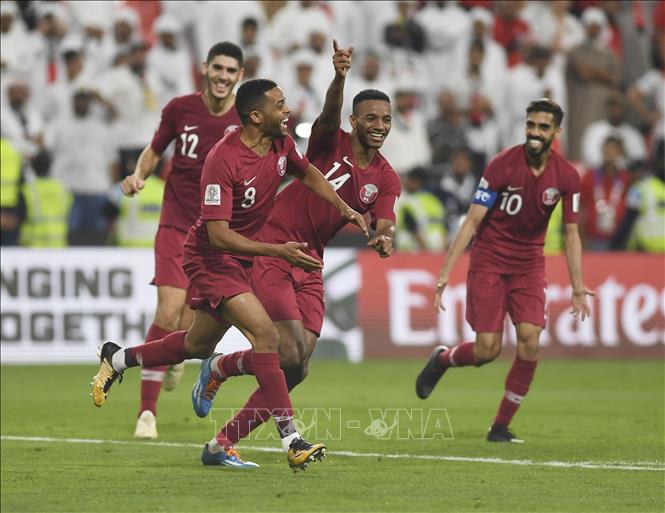 Trong ảnh: Các cầu thủ Qatar ăn mừng bàn thắng vào lưới đội Các tiểu vương quốc Arab thống nhất (UAE) trong trận bán kết Asian Cup 2019 trên sân Abu Dhabi ngày 29/1/2019. Ảnh: THX/TTXVN
