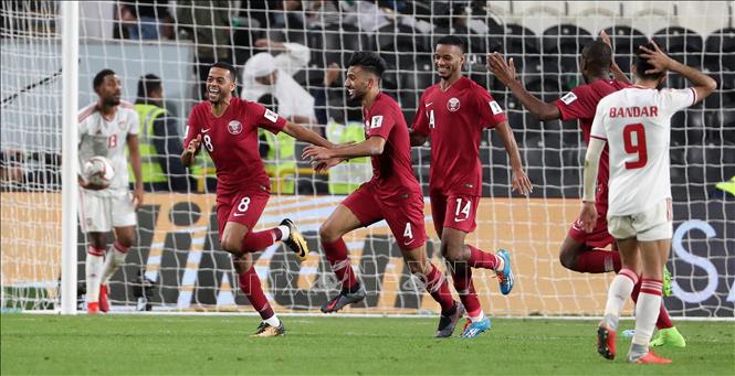 Trong ảnh: Các cầu thủ Qatar ăn mừng bàn thắng vào lưới đội Các tiểu vương quốc Arab thống nhất (UAE) trong trận bán kết Asian Cup 2019 trên sân Abu Dhabi ngày 29/1/2019. Ảnh: THX/TTXVN