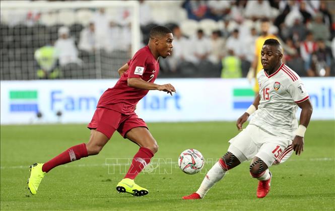 Trong ảnh: Pha đi bóng của cầu thủ Qatar Pedro Miguel Correia (trái) trước tuyển thủ Các tiểu vương quốc Arab thống nhất (UAE) trong trận bán kết Asian Cup 2019 trên sân Abu Dhabi ngày 29/1/2019. Ảnh: THX/TTXVN
