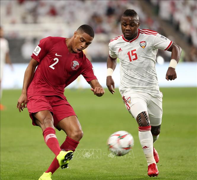 Trong ảnh: Pha tranh bóng giữa cầu thủ Qatar Pedro Miguel Correia (trái) với Ismail Al Hamadi của Các tiểu vương quốc Arab thống nhất (UAE) trong trận bán kết Asian Cup 2019 trên sân Abu Dhabi ngày 29/1/2019. Ảnh: THX/TTXVN