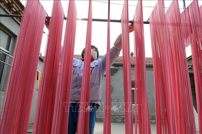 Trong ảnh: Người dân phơi mì tại Tân Châu, tỉnh Sơn Đông, Trung Quốc, ngày 29/1/2019. Ảnh: THX/ TTXVN