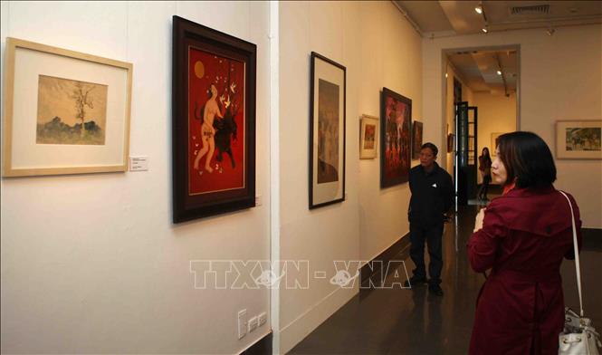 Trong ảnh: Khách tham quan triển lãm trong ngày khai mạc. Ảnh: Thanh Tùng-TTXVN