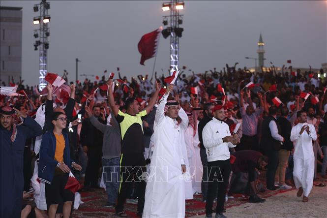 Trong ảnh: Các cổ động viên Qatar mừng chiến thắng tại Doha. Ảnh: AFP/TTXVN