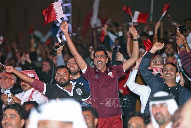 Trong ảnh: Các cổ động viên Qatar mừng chiến thắng tại Doha. Ảnh: AFP/TTXVN