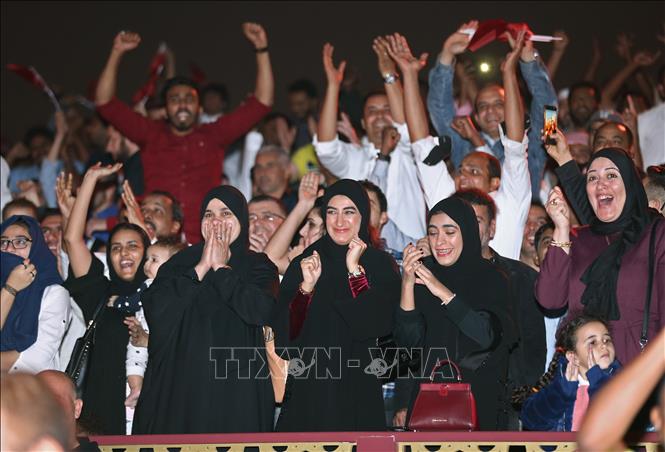 Trong ảnh: Các cổ động viên Qatar mừng chiến thắng tại Doha. Ảnh: AFP/TTXVN