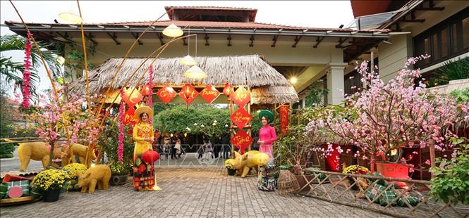 Trong ảnh: Khu chợ quê Tết được tái hiện tại khu nghỉ mát Furama Resort Đà Nẵng. Ảnh: Ngọc Thành – TTXVN phát
