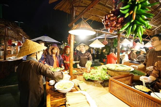 Trong ảnh: Quầy ẩm thực giới thiệu các món ăn truyền thống của các vùng miền tại Phiên chợ quê ngày Tết. Ảnh: Ngọc Thành – TTXVN phát