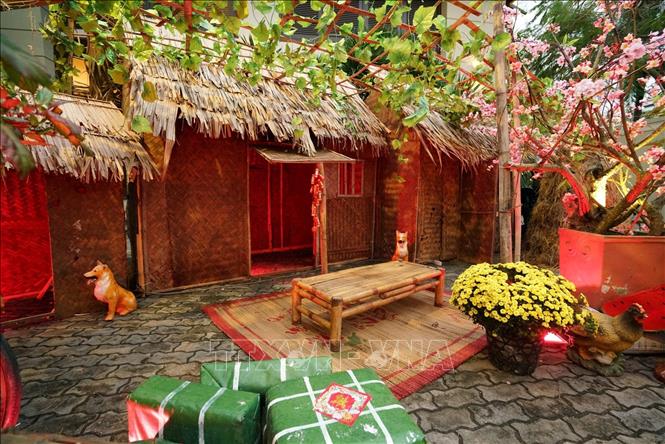 Trong ảnh: Mô hình nhà xưa được tái hiện tại Phiên chợ quê ngày Tết. Ảnh: Ngọc Thành – TTXVN phát