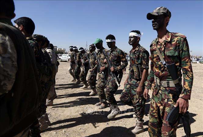 Trong ảnh (tư liệu): Các tay súng Houthi tại Sanaa, Yemen, ngày 3/1/2017. Ảnh: AFP/ TTXVN