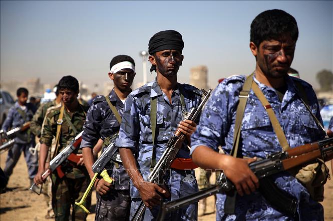 Trong ảnh (tư liệu): Các tay súng Houthi tại Sanaa, Yemen, ngày 3/1/2017. Ảnh: AFP/ TTXVN