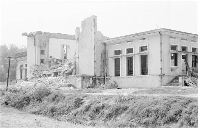 Trong ảnh: Ngày 17/2/1979, địch dùng bộc phá, thuốc nổ, đại bác bắn vào khu mỏ Apatít Lào Cai (tỉnh Hoàng Liên Sơn), phá hủy toàn bộ khu mỏ. Ảnh: Nguyễn Trân - TTXVN