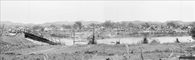 Trong ảnh: Cầu Bằng Giang và 1 phần trung tâm thị xã Cao Bằng bị địch phá hủy. Ảnh: Nguyễn Trân - TTXVN
