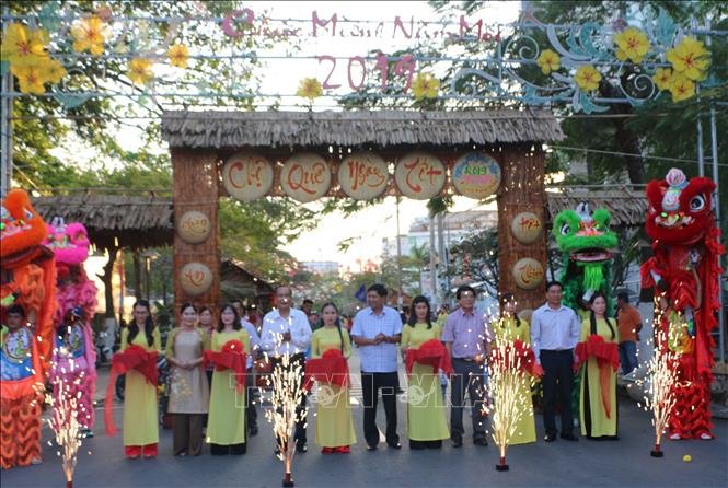 Trong ảnh: Các đại biểu cắt băng khai mạc Hội xuân. Ảnh: Nhật Bình - TTXVN.