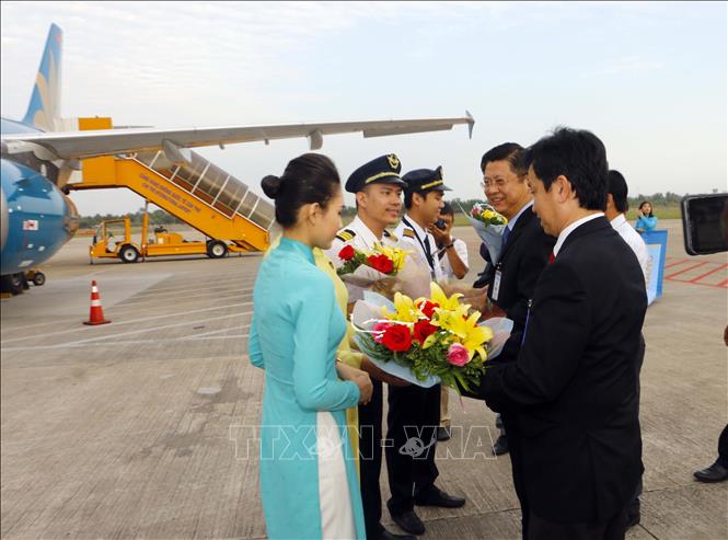 Trong ảnh: Lãnh đạo thành phố Cần Thơ tặng hoa cho phi hành đoàn chuyến bay đầu tiên từ Cần Thơ đi Đà Nẵng của Vietnam Airlines. Ảnh: Thanh Liêm - TTXVN