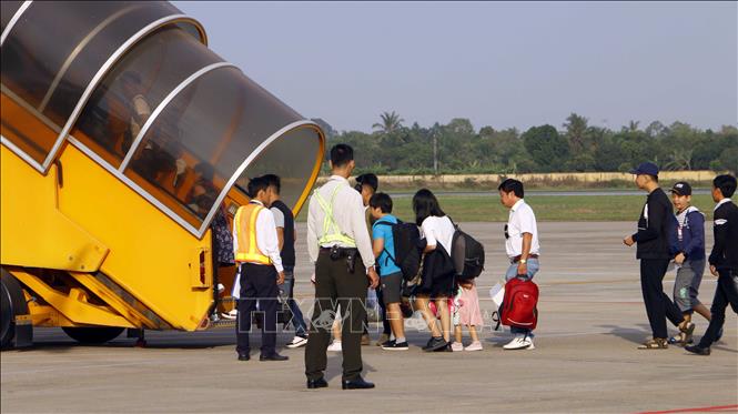 Trong ảnh: Những hành khách đầu tiên bay chuyến Cần Thơ - Đà Nẵng của Vietnam Airlines. Ảnh: Thanh Liêm - TTXVN