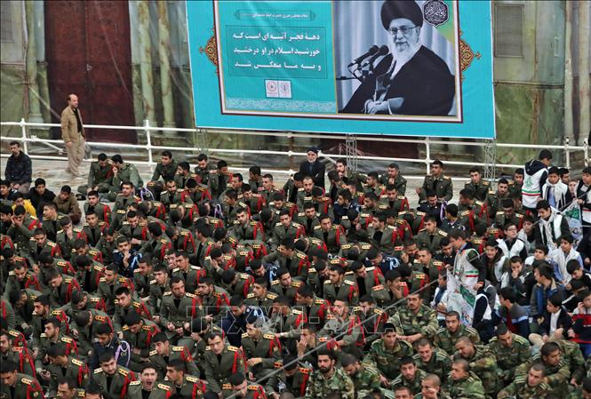 Trong ảnh: Binh sĩ Iran viếng lăng mộ nhà lãnh đạo tối cao Iran Ruholla Khomeini nhân dịp kỷ niệm 40 năm Cách mạng Hồi giáo tại thủ đô Tehran ngày 1/2/2019. Ảnh: AFP/ TTXVN