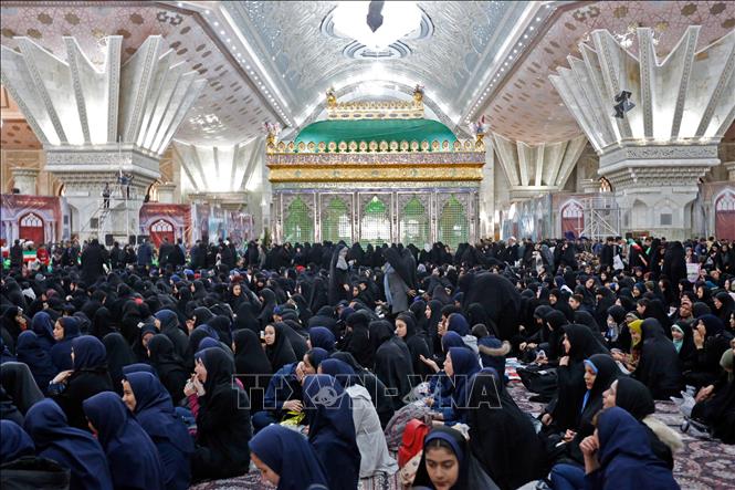 Trong ảnh: Người dân viếng lăng mộ nhà lãnh đạo tối cao Iran Ruholla Khomeini nhân dịp kỷ niệm 40 năm Cách mạng Hồi giáo tại thủ đô Tehran ngày 1/2/2019. Ảnh: AFP/ TTXVN
