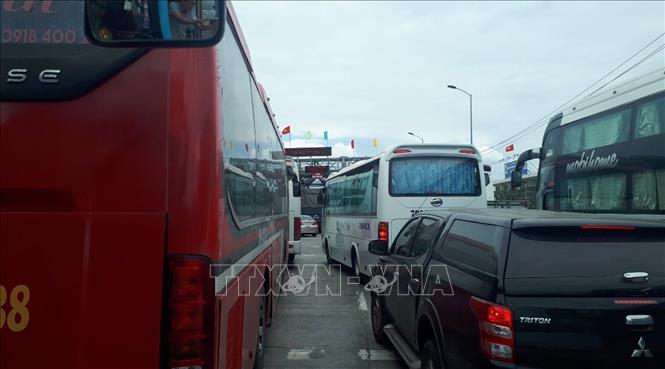 Trong ảnh: Hàng trăm xe khách phải xếp hàng chờ đợi trên Quốc lộ 1 do dự cố tắc nghẽn tại trạm thu phí Ninh Lộc, thị xã Ninh Hòa. (Ảnh chụp khoảng 12 giờ). Ảnh: Phan Sáu - TTXVN  