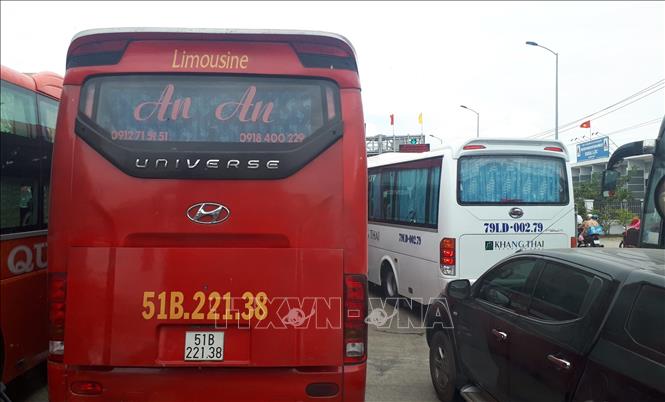 Trong ảnh: Hàng trăm xe khách phải xếp hàng chờ đợi trên Quốc lộ 1 do dự cố tắc nghẽn tại trạm thu phí Ninh Lộc, thị xã Ninh Hòa (Ảnh chụp  lúc 12 giờ). Ảnh: Phan Sáu - TTXVN