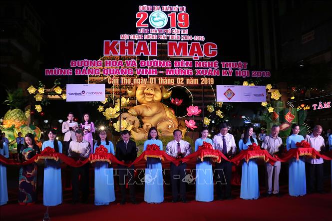 Trong ảnh: Các đồng chí lãnh đạo TP Cần Thơ cắt băng khai mạc đường hoa, đường đèn nghệ thuật mừng Xuân Kỷ Hợi 2019. Ảnh: Ngọc Thiện- TTXVN
