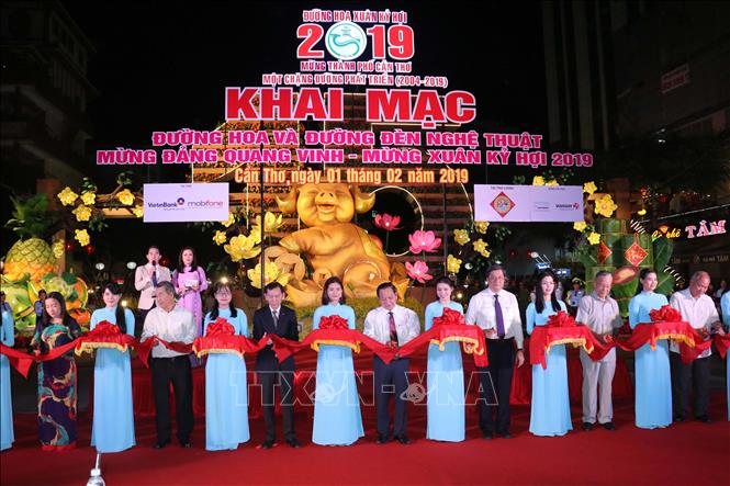 Trong ảnh: Các đồng chí lãnh đạo TP Cần Thơ cắt băng khai mạc đường hoa, đường đèn nghệ thuật mừng Xuân Kỷ Hợi 2019. Ảnh: Ngọc Thiện- TTXVN