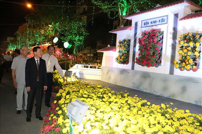 Trong ảnh: Các đồng chí lãnh đạo, nguyên lãnh đạo TP Cần Thơ tham quan đường quan nghệ thuật TP Cần Thơ. Ảnh: Ngọc Thiện- TTXVN
