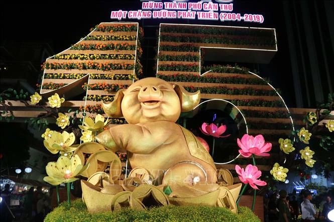 Trong ảnh: Biểu tượng chính trong đường hoa nghệ thuật mừng xuân Kỷ Hợi 2019 của TP Cần Thơ.Ảnh: Ngọc Thiện- TTXVN
