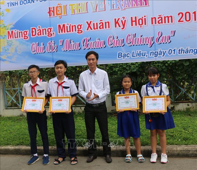 Trong ảnh: Ban tổ chức trao giải cho các thí sinh đạt giải cao tại Hội thi. Ảnh: Nhật Bình - TTXVN