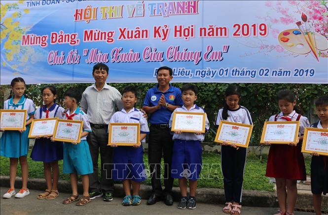 Trong ảnh: Ban tổ chức trao giải cho các thí sinh đạt giải cao tại Hội thi. Ảnh: Nhật Bình - TTXVN