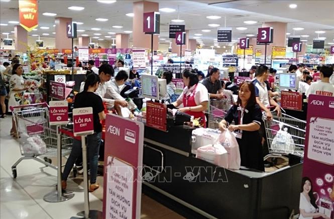 Trong ảnh: Người dân đến mua sắm Tết 2019 tại siêu thị Aeon Mall Bình Dương. Ảnh: Hải Âu-TTXVN