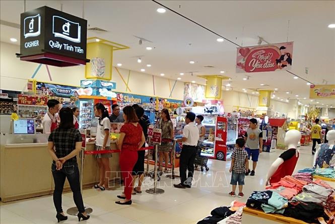 Trong ảnh: Người dân đến mua sắm Tết 2019 tại siêu thị Aeon Mall Bình Dương. Ảnh: Hải Âu - TTXVN