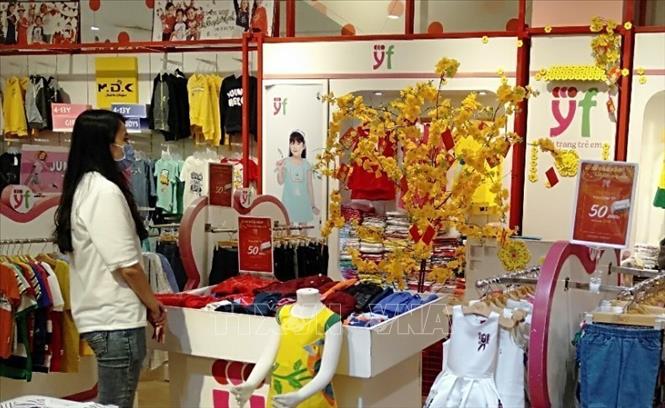 Trong ảnh: Người dân đến mua sắm Tết 2019 tại siêu thị Aeon Mall Bình Dương. Ảnh: Hải Âu-TTXVN