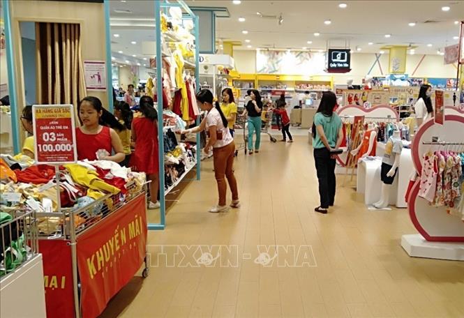 Trong ảnh: Người dân đến mua sắm Tết 2019 tại siêu thị Aeon Mall Bình Dương. Ảnh: Hải Âu-TTXVN