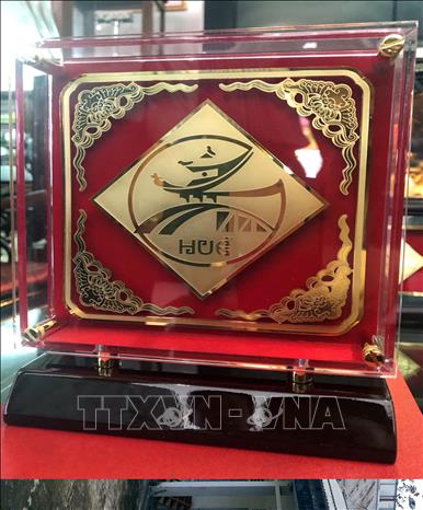 Trong ảnh: Khung tranh 3D Logo Huế, sáng tác mới của ghệ nhân ưu tú nghề kim hoàn xứ Huế Trần Duy Mong. Ảnh: Quốc Việt - TTXVN