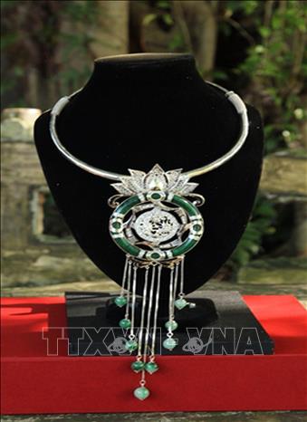 Trong ảnh: Bộ kiềng đeo cổ Long Phụng Song Hỷ, sáng tác mới của ghệ nhân ưu tú nghề kim hoàn xứ Huế Trần Duy Mong. Ảnh: Quốc Việt - TTXVN